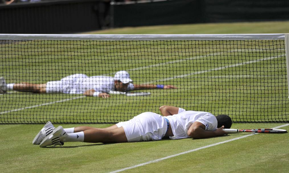 Il 2011  l&#39;anno della conquista del primo titolo londinese. Qui il tennista serbo e il francese Jo-Wilfried Tsonga a terra in un momento della  seminale (Reuters)